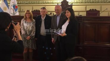 Los disputados premiaron a los especialistas en transplante de órganos y a la mejor alumna de la universidad pública de Rosario. Gentileza.