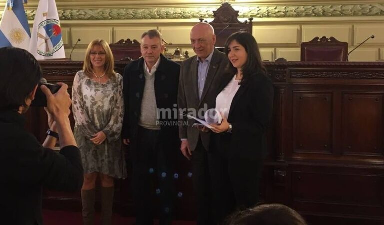 Los disputados premiaron a los especialistas en transplante de órganos y a la mejor alumna de la universidad pública de Rosario. Gentileza.
