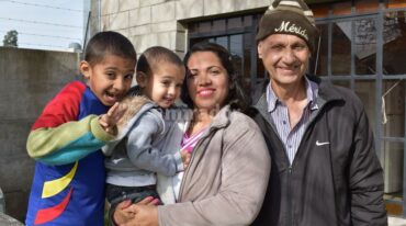 A salvo. La familia Villegas está en nuestra provincia desde hace unos días. Quieren un futuro para sus hijos que hoy les cuesta visibilizar en Venezuela. Gentileza: Transmedia TV.