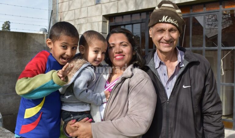 A salvo. La familia Villegas está en nuestra provincia desde hace unos días. Quieren un futuro para sus hijos que hoy les cuesta visibilizar en Venezuela. Gentileza: Transmedia TV.