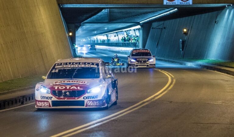El cruce se concretó por tercer año consecutivo previo a la carrera en el callejero. Gentileza: prensa Municipalidad de Santa Fe.