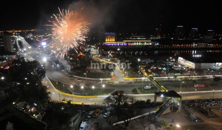 La imponente vista nocturna del circuito callejero de la ciudad de Santa Fe. Mauricio Garín.