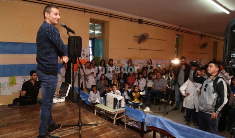 Reconocimiento. La escuela 6.370 de Fray Luis Beltrán rindió homenaje al capitán de Rosario Central