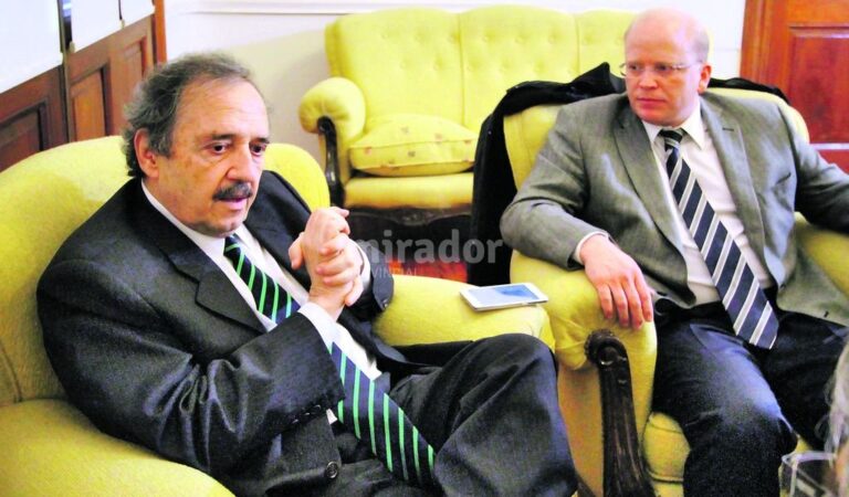 Respaldo. Alfonsín en Casa de Gobierno donde compartió la parte final de la reunión de gabinete