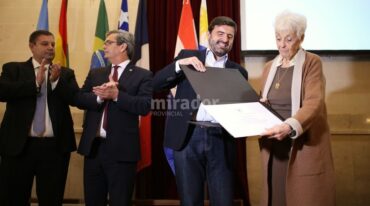 La ex funcionaria pública fue condecorada. Gentileza: prensa Municipalidad de Santa Fe.