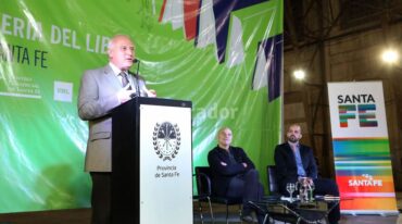 El gobernador habla. Detrás escucha el periodista porteño Martín Caparrós (centro). Gentileza: prensa Gobierno de Santa Fe.