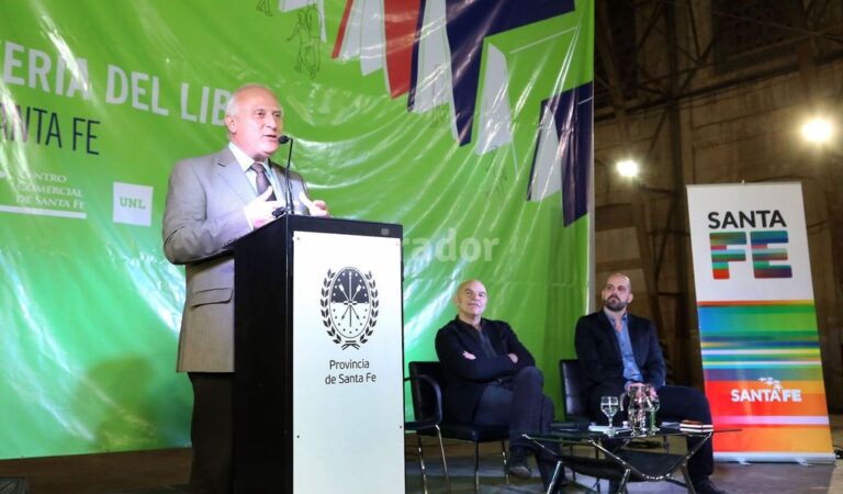 El gobernador habla. Detrás escucha el periodista porteño Martín Caparrós (centro). Gentileza: prensa Gobierno de Santa Fe.