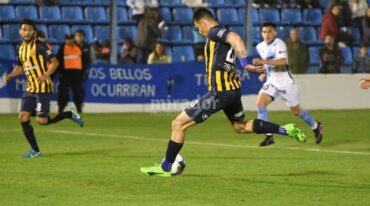 Zampedri saca el disparo para el gol de Central en Lomas de Zamora. Gentileza: prensa Rosario Central.