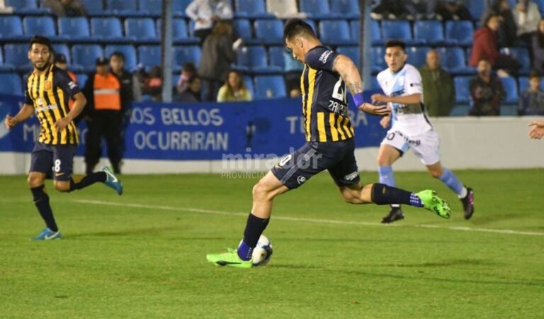 Zampedri saca el disparo para el gol de Central en Lomas de Zamora. Gentileza: prensa Rosario Central.
