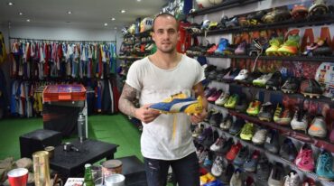Pablo 'Chicho' Mingorance atesora más de 400 pares de futbolistas famosos junto a camisetas y pelotas. Gentileza: Transmedia TV.