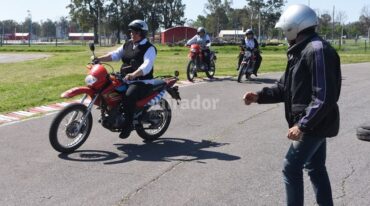 El experimentado deportista les enseñó a los agentes de la Dirección Vial y Comunitaria. Gentileza: prensa Municipalidad de Rafaela.