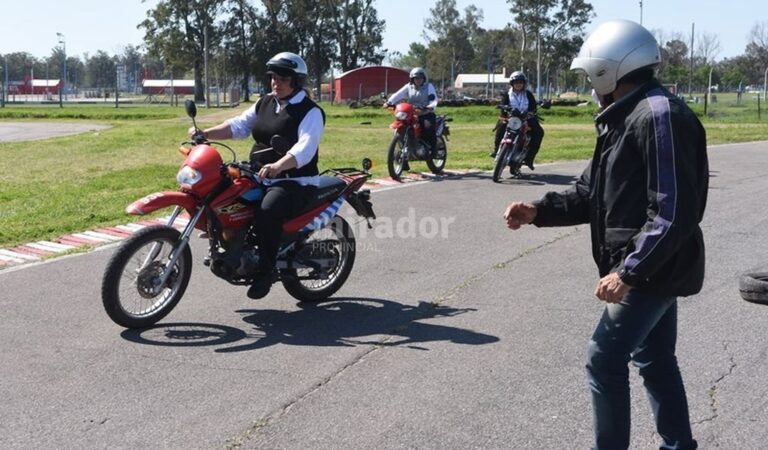El experimentado deportista les enseñó a los agentes de la Dirección Vial y Comunitaria. Gentileza: prensa Municipalidad de Rafaela.