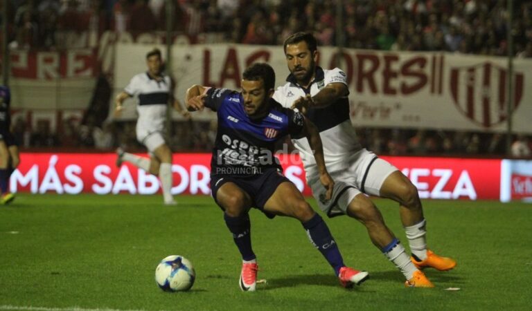 Lucas Gamba maniobra con la pelota. Ante Huracán
