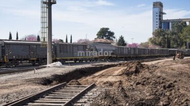 Una tarea intensa. Se deben remover más de 1.500 metros vías para darle lugar a la ampliación de la vital Avenida de la Costa. Los trabajos están en su primera etapa. Marcelo Manera.