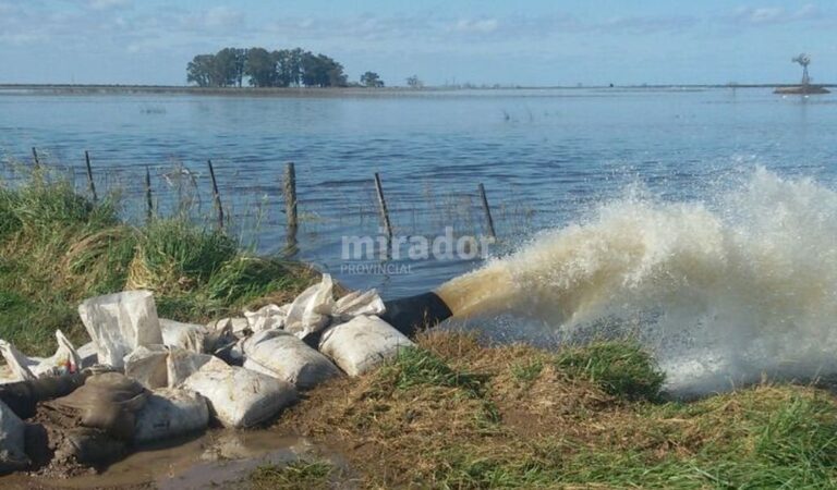 Problemática. La comuna trabajaba con dos bombas de un millón 200 mil litros de agua por hora para aliviar la situación. Gentileza: prensa Comuna de Aarón Castellanos.