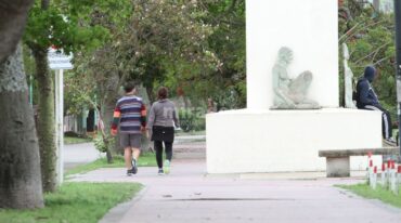 Aprovechamiento. El paseo del parque mirador Juan de Garay forma parte del recorrido. La idea es potenciar el uso deportivo y recreativo de la zona del bulevar Mitre. Manuel Fabatía.