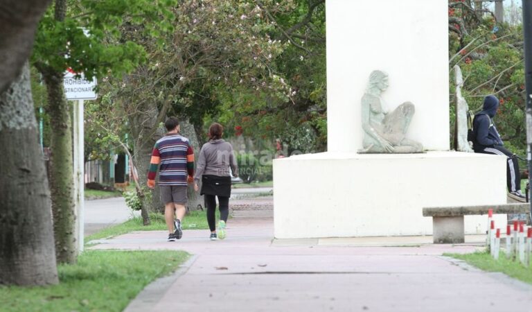 Aprovechamiento. El paseo del parque mirador Juan de Garay forma parte del recorrido. La idea es potenciar el uso deportivo y recreativo de la zona del bulevar Mitre. Manuel Fabatía.