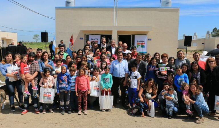 El vicegobernador Carlos Fascendini estuvo en el acto de entrega de los inmuebles. Gentileza: prensa Gobierno de Santa Fe.