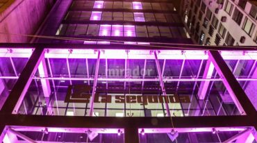 La sede central de La Segunda se iluminó de rosa para concientizar sobre el cáncer de mama. Gentileza: prensa Nueva Comunicación.