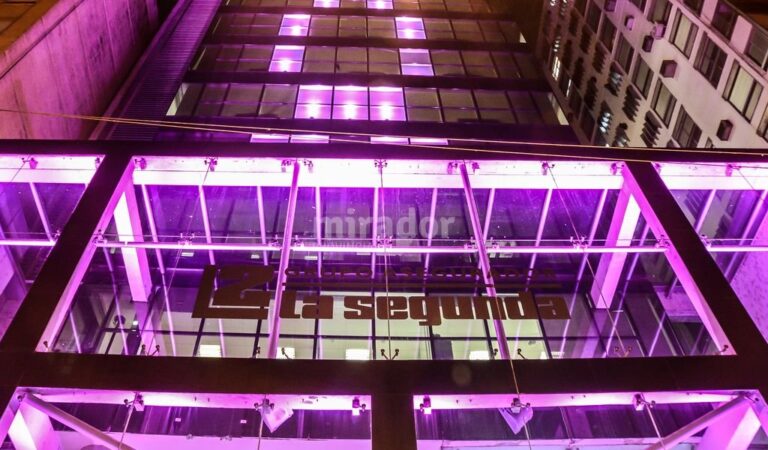 La sede central de La Segunda se iluminó de rosa para concientizar sobre el cáncer de mama. Gentileza: prensa Nueva Comunicación.