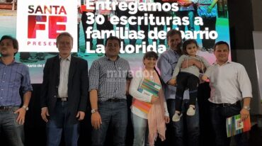 El senador provincial Emilio Jatón dijo que con esta entrega se cumplió con un compromiso asumido hace 30 días. Gentileza: prensa Gobierno de Santa Fe.