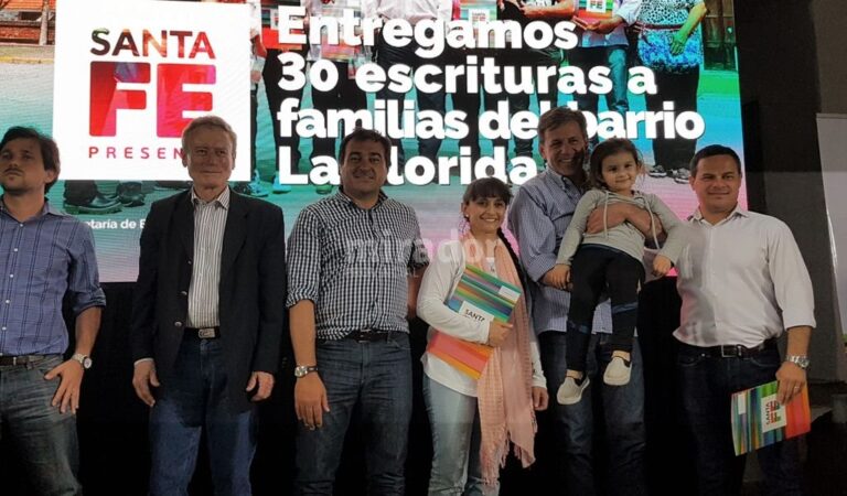 El senador provincial Emilio Jatón dijo que con esta entrega se cumplió con un compromiso asumido hace 30 días. Gentileza: prensa Gobierno de Santa Fe.