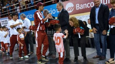 El presidente de la ARF y la intendenta entregaron las camisetas a los chicos. Gentileza: prensa Municipalidad de Rosario.