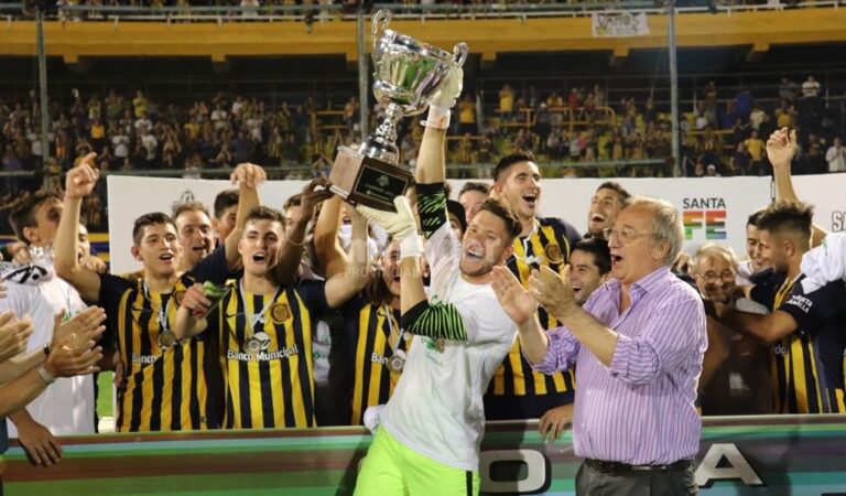 Jeremías Ledesma levanta la copa en nombre del equipo. Gentileza: prensa Copa Santa Fe.