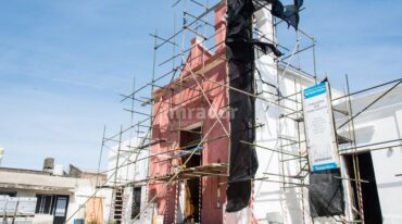 Está en marcha la restauración de la histórica parroquia del barrio San Francisquito; por estos días se completa la iluminación de su fachada. Gentileza: prensa Municipalidad de Rosario.