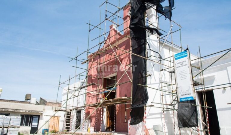 Está en marcha la restauración de la histórica parroquia del barrio San Francisquito; por estos días se completa la iluminación de su fachada. Gentileza: prensa Municipalidad de Rosario.
