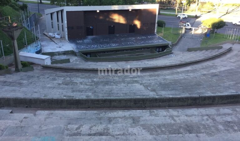 El estadio griego continúa deteriorado y sin avances en su plan de recuperación. Mirador Provincial.