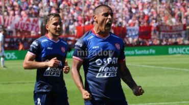 El uruguayo Diego Zabala festeja su gol