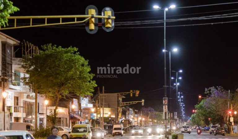 Se reemplazarán 3.500 luminarias en total. Son 3.108 las correspondientes a las dos etapas de trabajo que se ejecutan dentro del plan nacional de alumbrado eficiente. Gentileza: prensa Municipalidad de Santa Fe.