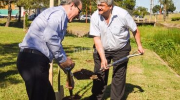 El intendente Ricci plantó uno de los árboles. Gentileza: prensa Municipalidad de Villa Gobernador Gálvez.