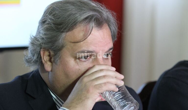 Farías exigió al MPA claridad sobre cómo y porqué se decidió intervenir el teléfono del ministro de Seguridad. En el gobierno preocupa la forma en que se filtraron además los diálogos entre funcionarios y policías y cuestiones personales. Manuel Fabatía.