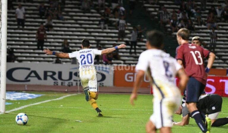 Fernando Zampedri festeja su gol para la victoria centralista. Gentileza: prensa Rosario Central.