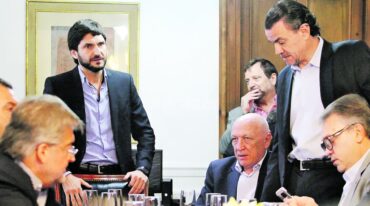 Galassi antes de la reunión intercambia apreciaciones con Bonfatti y legisladores de la oposición. No hubo acuerdo sobre la mirada del ministro. Mauricio Garín.