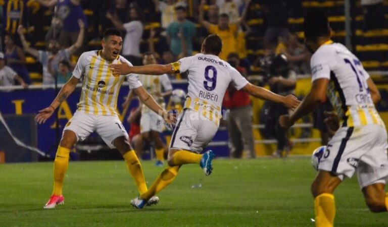 Marco Ruben festeja su gol
