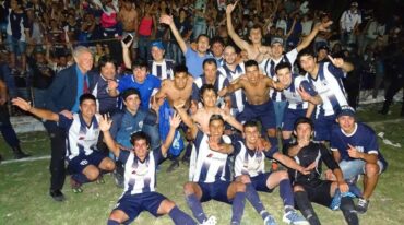 Matienzo de Romang. Los campeones festejaron con una vuelta olímpica que se hizo interminable. Gentileza.