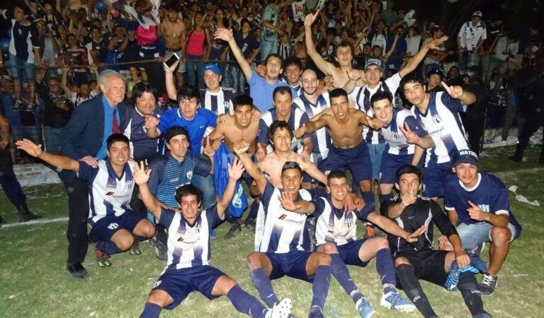 Matienzo de Romang. Los campeones festejaron con una vuelta olímpica que se hizo interminable. Gentileza.