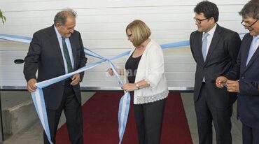La intendente Meiners cortó las cintas de la planta inaugurada. Gentileza: prensa Municipalidad de Esperanza.