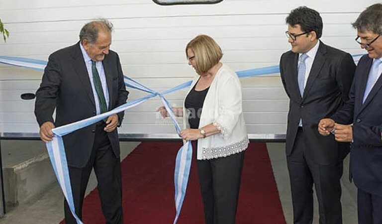 La intendente Meiners cortó las cintas de la planta inaugurada. Gentileza: prensa Municipalidad de Esperanza.