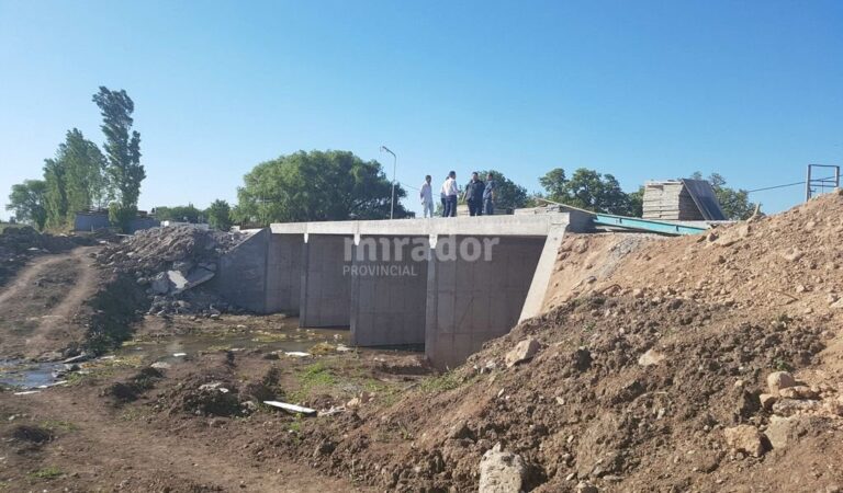 El puente Romanello constituye el único punto de acceso a la localidad y conecta con la ruta provincial 90 y luego con la autopista Rosario-Buenos Aires. Gentileza: prensa Gobierno de Santa Fe.
