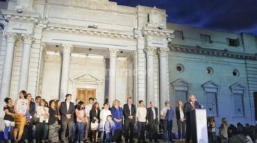 El gobernador dio un discurso en los alrededores del palacio legislativo. Gentileza: prensa Gobierno de Santa Fe.