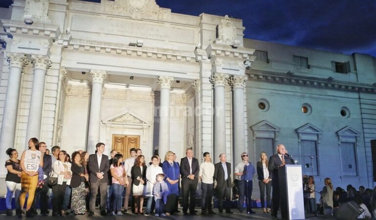 El gobernador dio un discurso en los alrededores del palacio legislativo. Gentileza: prensa Gobierno de Santa Fe.