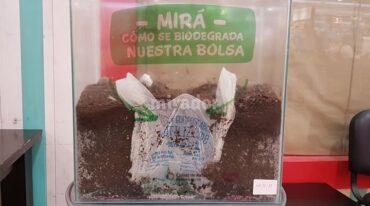 Este tipo de envase se desintegra en la tierra en un plazo máximo de 120 días. Gentileza: prensa Municipalidad de Rafaela.