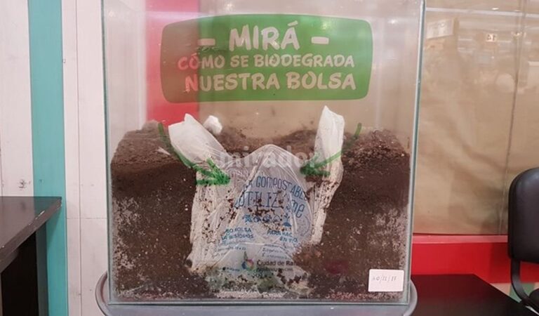 Este tipo de envase se desintegra en la tierra en un plazo máximo de 120 días. Gentileza: prensa Municipalidad de Rafaela.