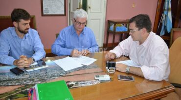Ricardo Bertolino (centro) por la RAMCC y Juan José Sarasola (derecha) por Casilda firmaron el acuerdo. Gentileza: prensa Municipalidad de Casilda.