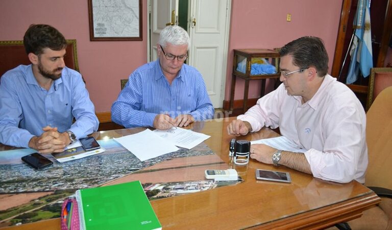 Ricardo Bertolino (centro) por la RAMCC y Juan José Sarasola (derecha) por Casilda firmaron el acuerdo. Gentileza: prensa Municipalidad de Casilda.