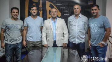 Acuerdo. En presencia de los máximos directivos de la entidad y acompañado de sus ayudantes Cristian 'Cuis' Daniele